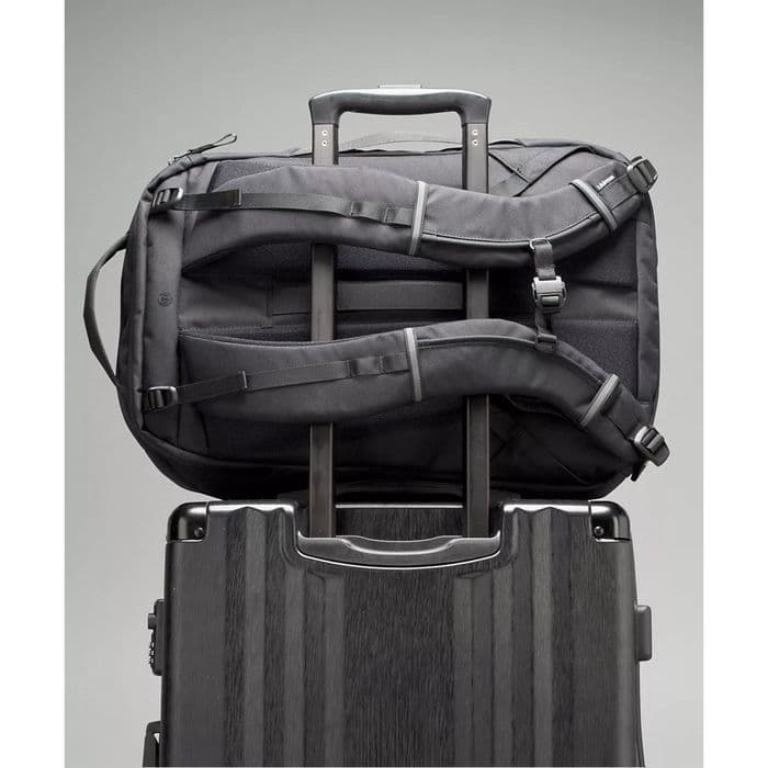 新品lululemon ルルレモン トリプルジップ　バックパックリュック　男女兼