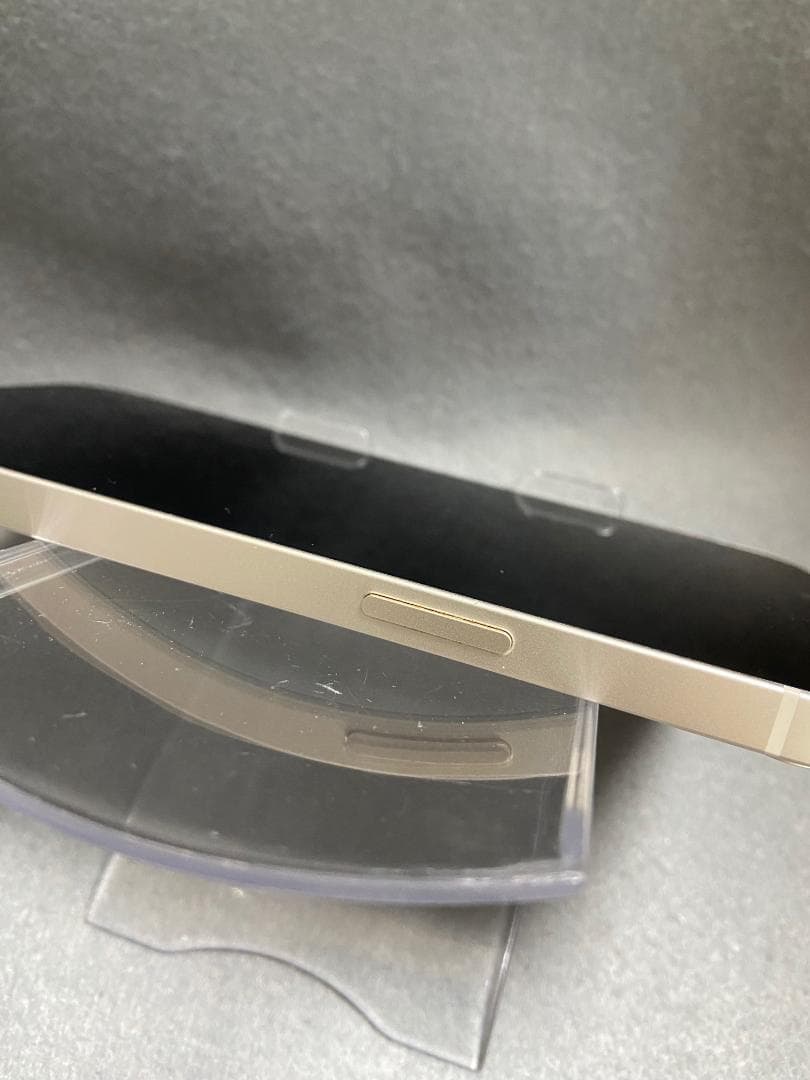 美品　国内版　SIMフリー　iPhone13 256GB スターライト色