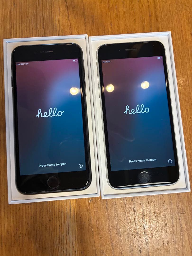 iPhone SE(第2世代)、ブラックとホワイトの2台(※ホワイトは訳あり)