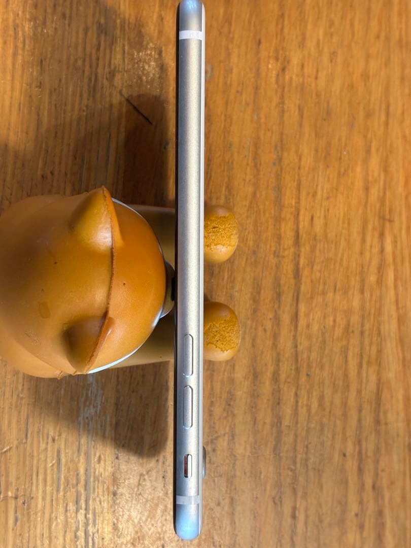 iPhone SE(第2世代)、ブラックとホワイトの2台(※ホワイトは訳あり)