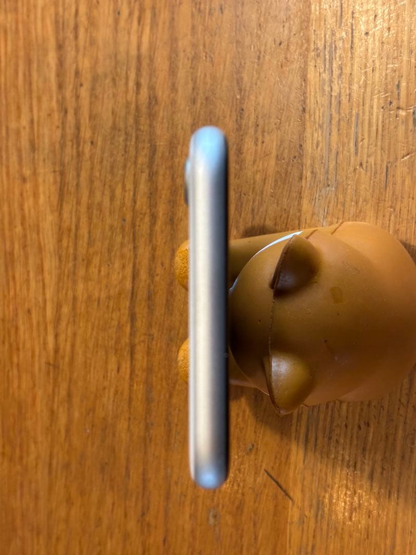 iPhone SE(第2世代)、ブラックとホワイトの2台(※ホワイトは訳あり)