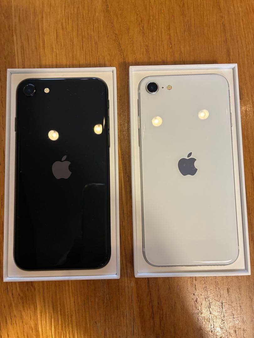 iPhone SE(第2世代)、ブラックとホワイトの2台(※ホワイトは訳あり)