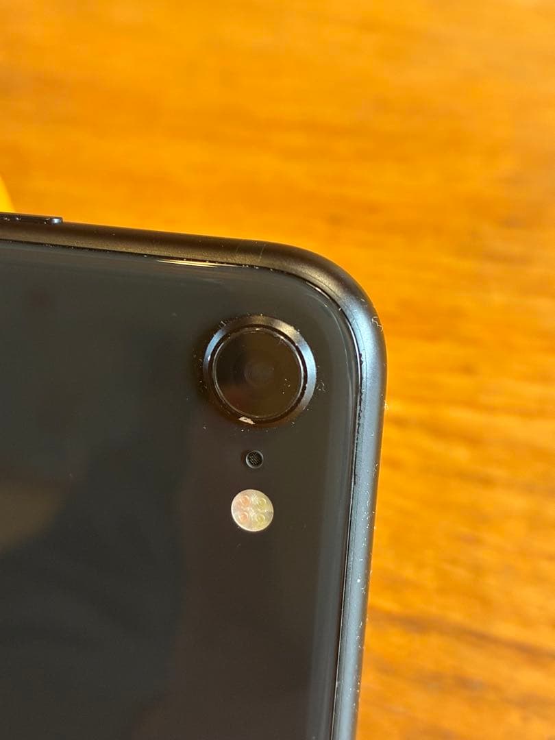 iPhone SE(第2世代)、ブラックとホワイトの2台(※ホワイトは訳あり)