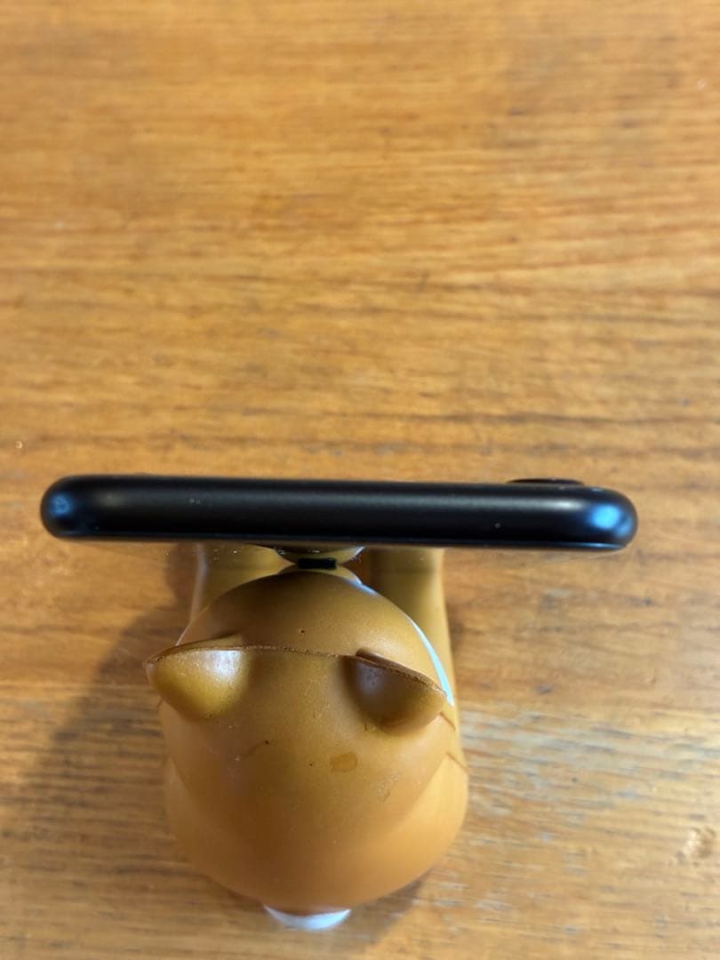 iPhone SE(第2世代)、ブラックとホワイトの2台(※ホワイトは訳あり)