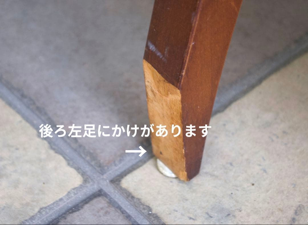 赤い花柄のクラシカルなウィングバックチェア。存在感がありインテリアのアクセントに