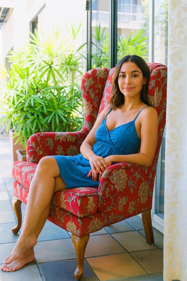 赤い花柄のクラシカルなウィングバックチェア。存在感がありインテリアのアクセントに