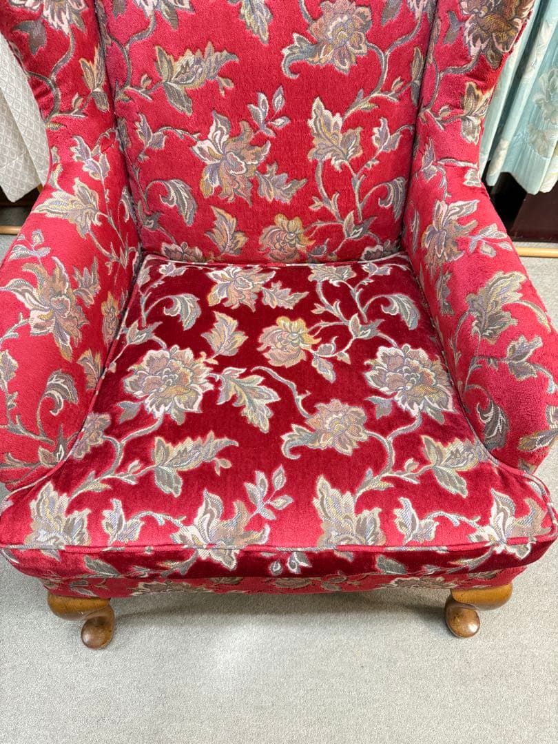 赤い花柄のクラシカルなウィングバックチェア。存在感がありインテリアのアクセントに