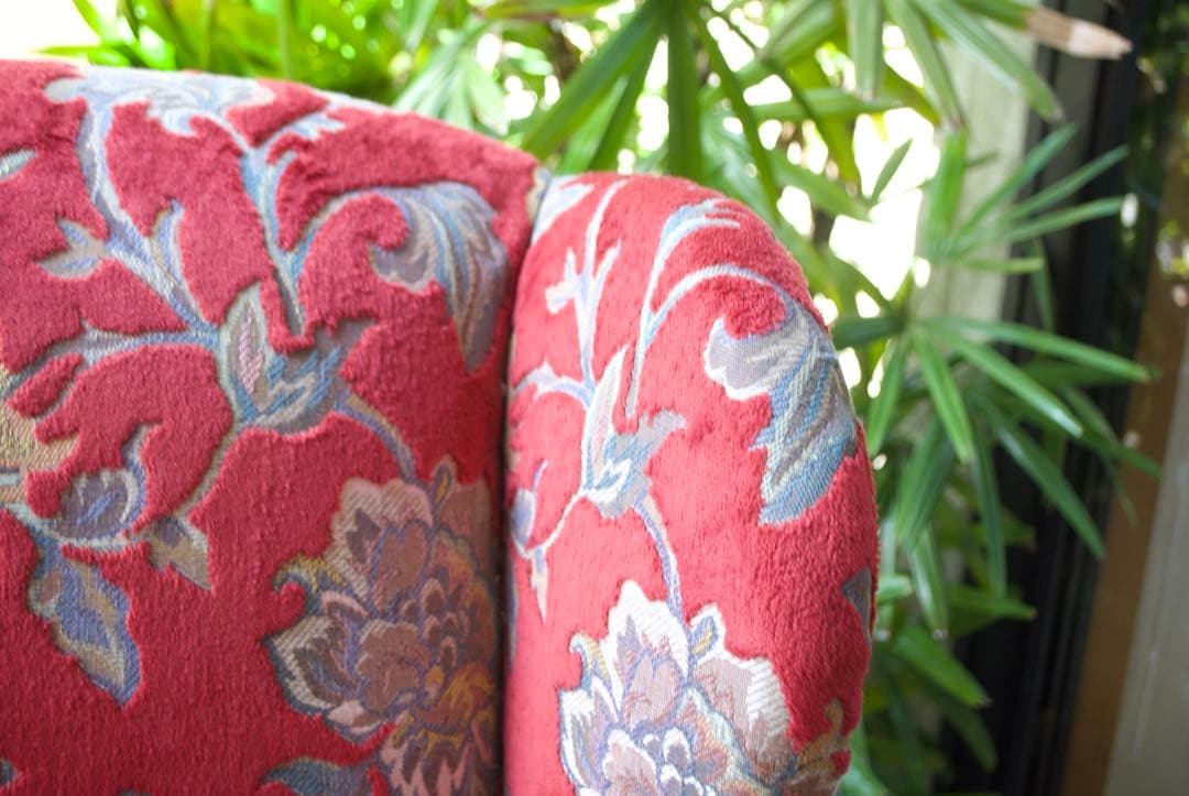 赤い花柄のクラシカルなウィングバックチェア。存在感がありインテリアのアクセントに