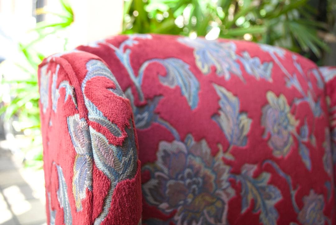 赤い花柄のクラシカルなウィングバックチェア。存在感がありインテリアのアクセントに