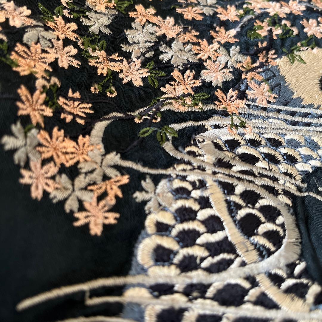 刺繍入りサテンスカジャン 黒とクリーム　Mサイズ