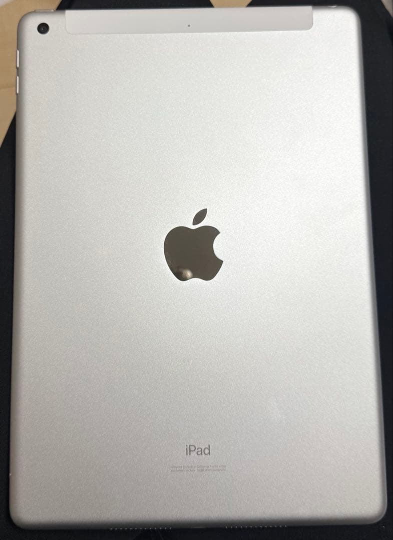 たっちゅー【美品】Apple iPad シルバー 本体 第七世代