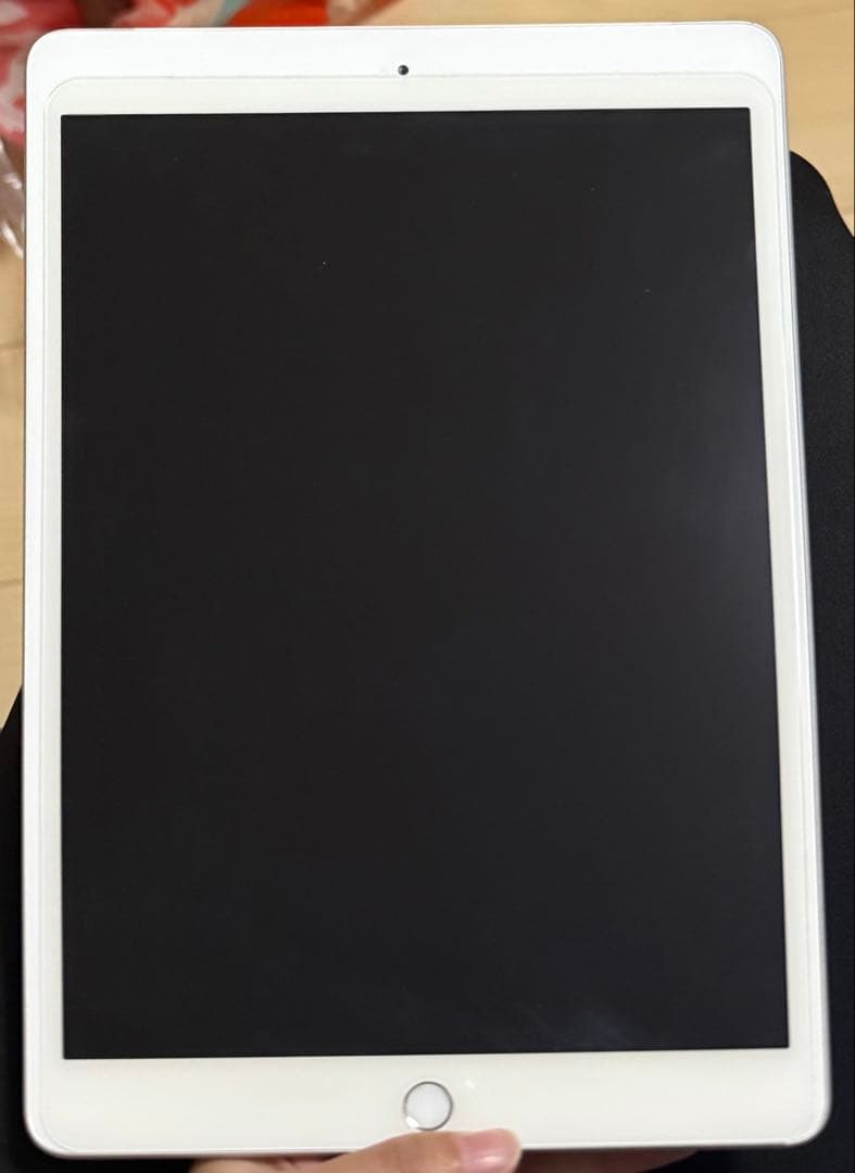 たっちゅー【美品】Apple iPad シルバー 本体 第七世代