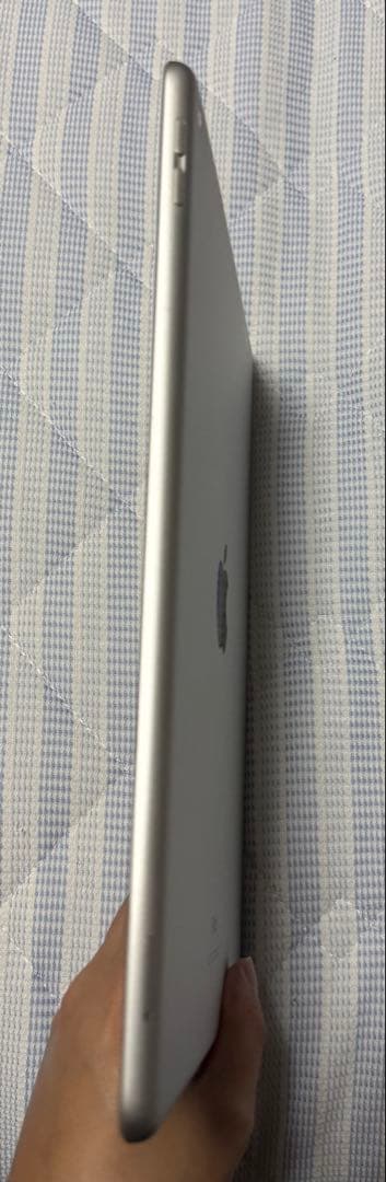 たっちゅー【美品】Apple iPad シルバー 本体 第七世代