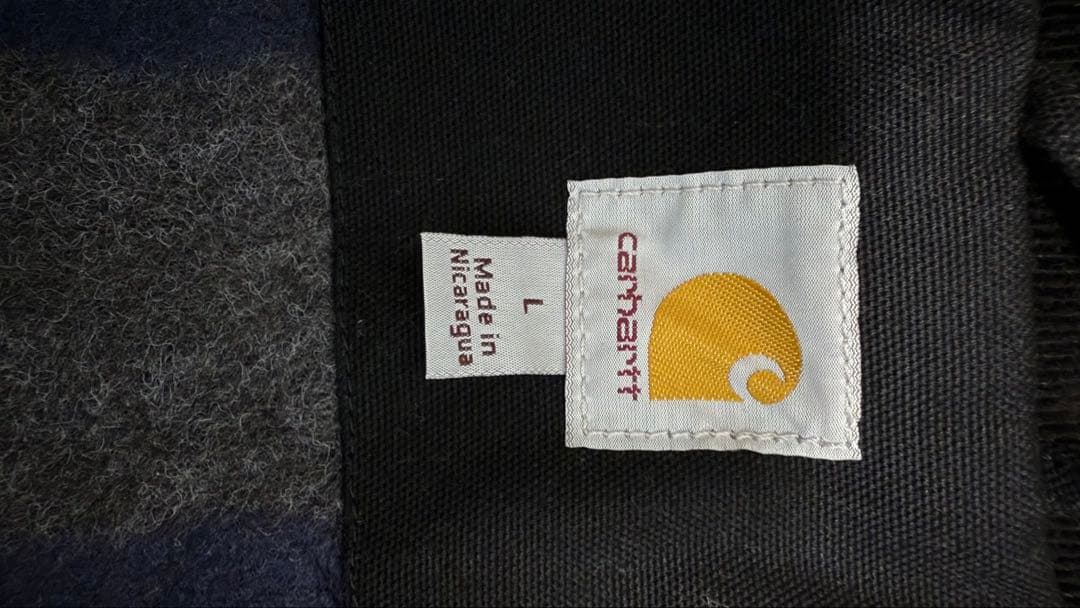 美品人気Carhartt ブラックジャケット 金色ボタン付き