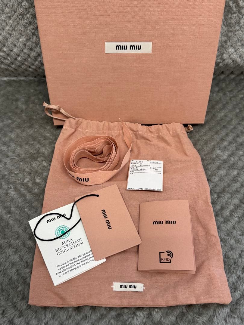 MIU MIU ミュウミュウ パテント　カチューシャ　ブラック