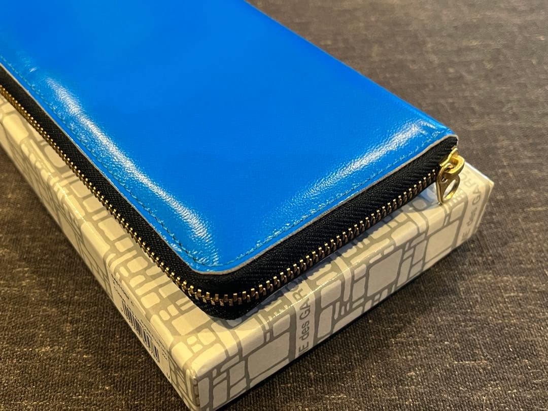美品 COMME des GARCONS ネオン ブルー ジップ ウォレット