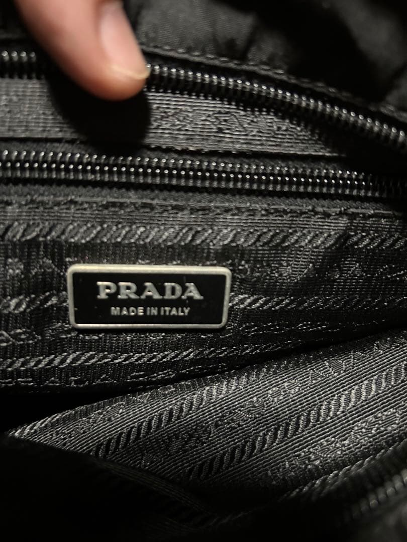 プラダ　ナイロン　斜めがけ　マチなし　ショルダーバッグ