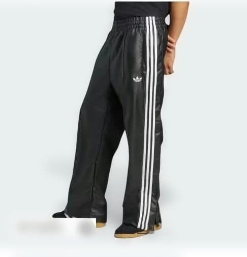 adidas Originalsとジェレミー・スコットによるワイドレッグパンツ。