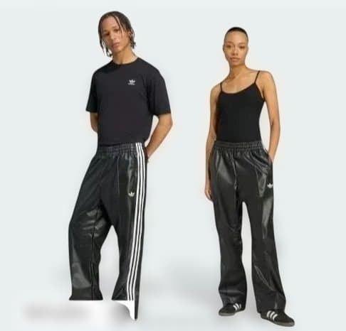 adidas Originalsとジェレミー・スコットによるワイドレッグパンツ。