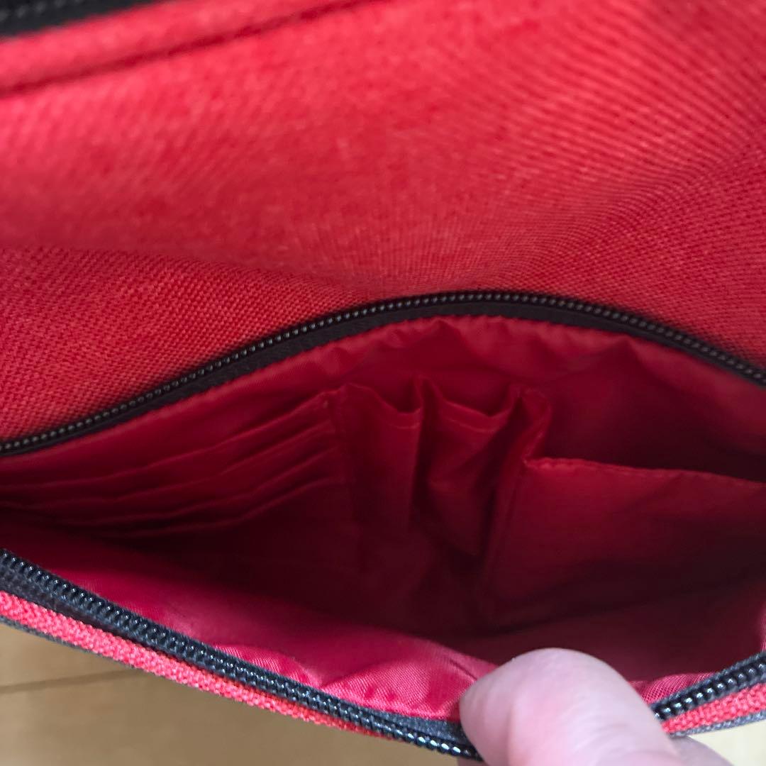 グレーと赤のリュック・バックパック