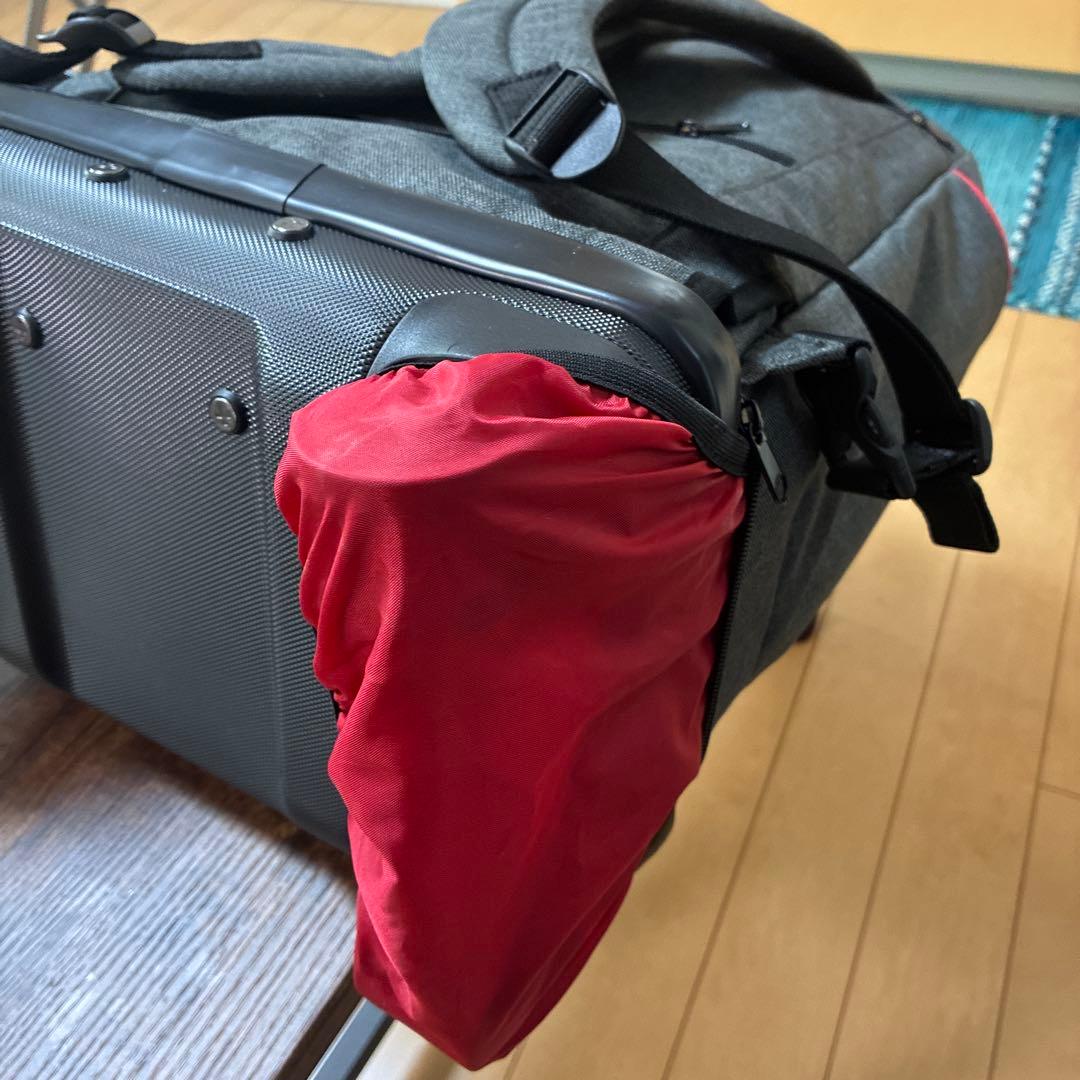 グレーと赤のリュック・バックパック