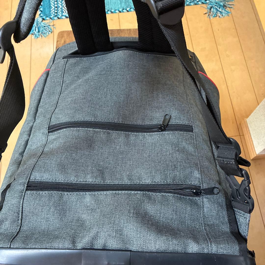 グレーと赤のリュック・バックパック