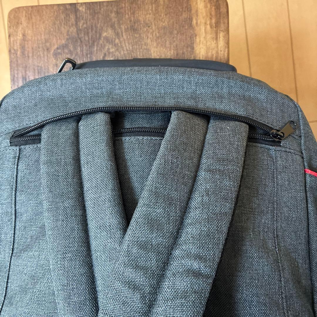 グレーと赤のリュック・バックパック