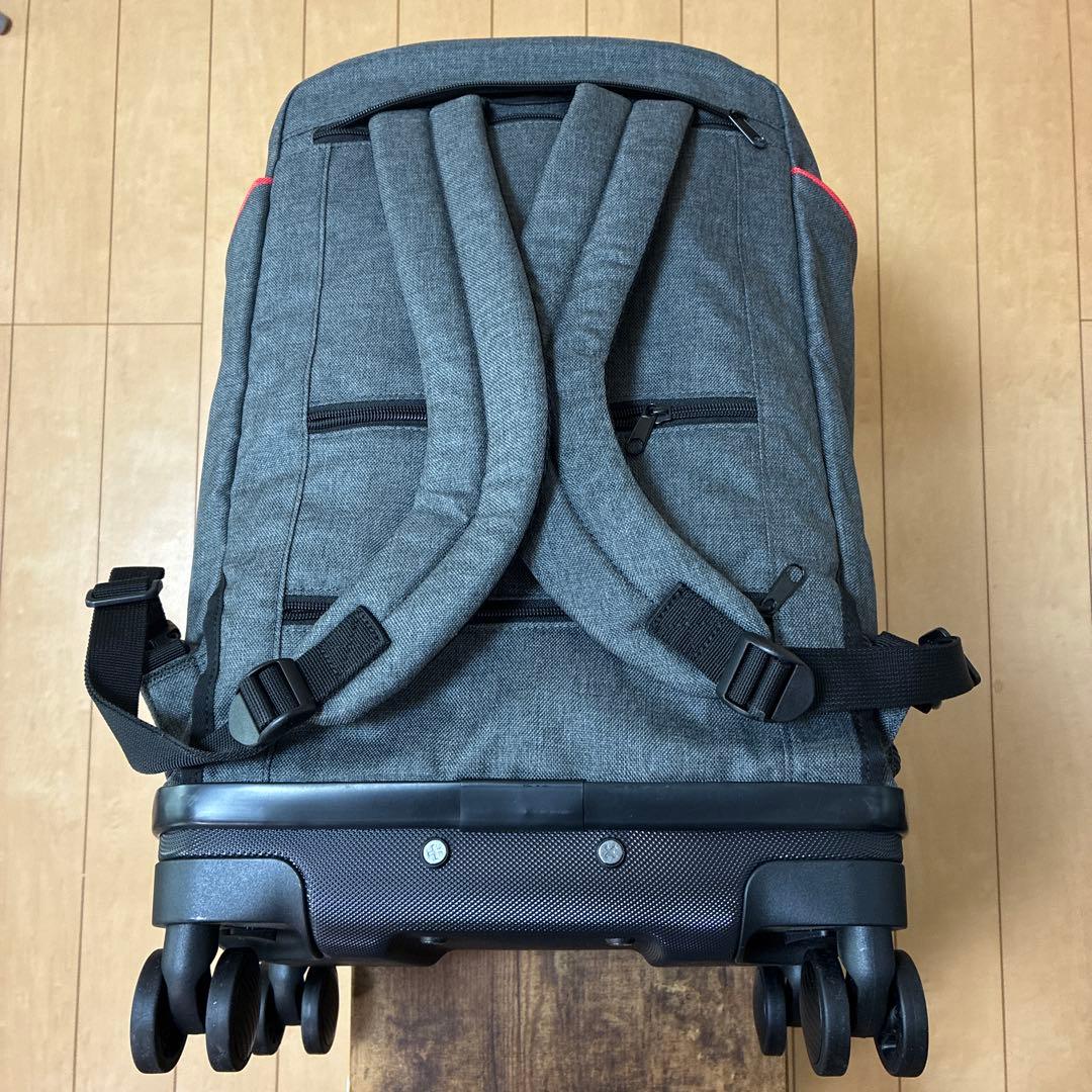 グレーと赤のリュック・バックパック