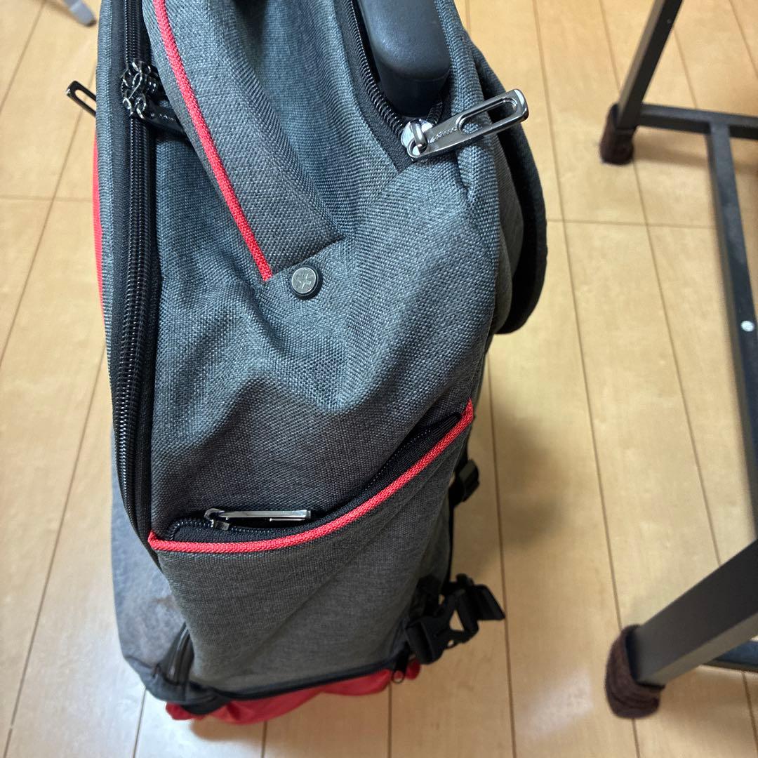 グレーと赤のリュック・バックパック