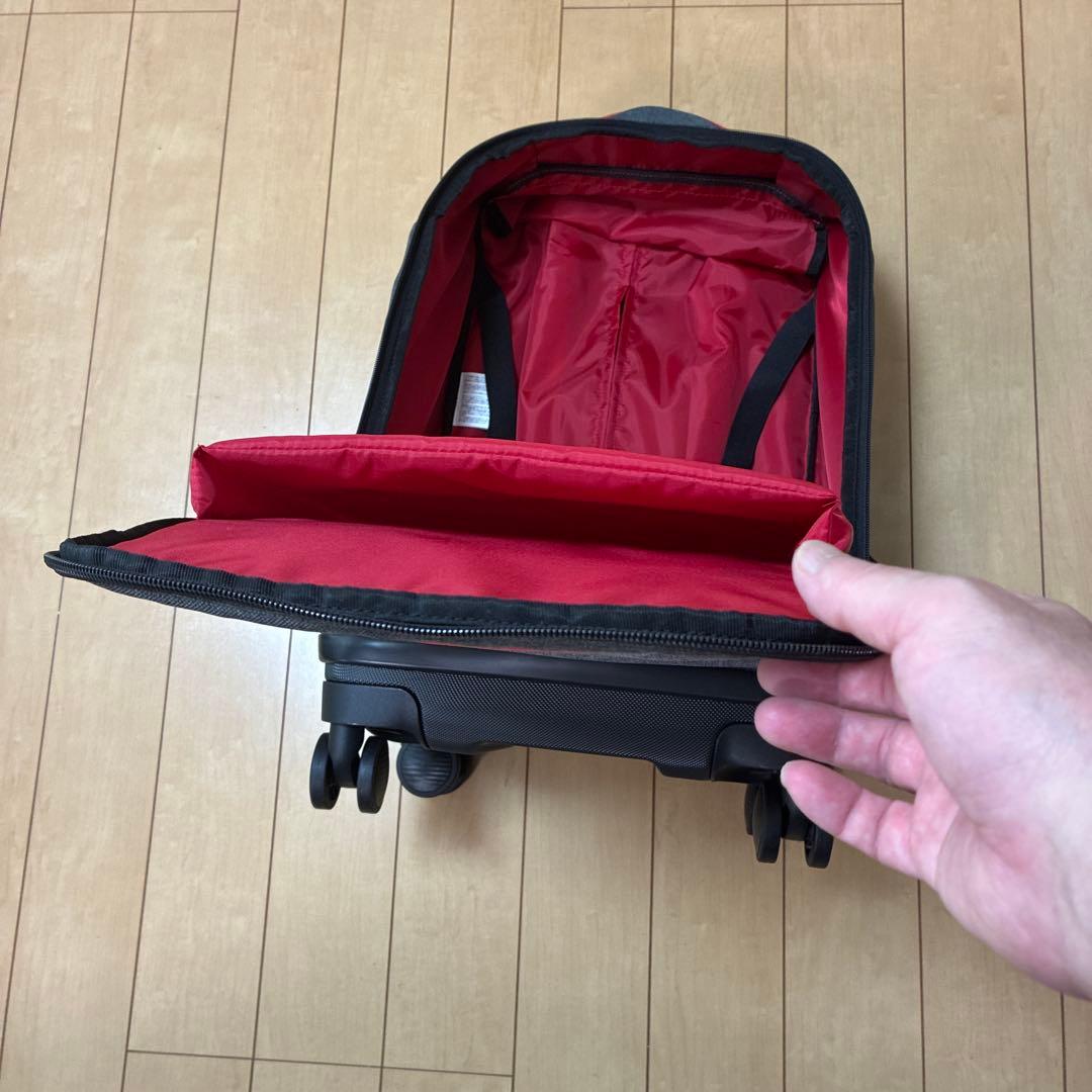 グレーと赤のリュック・バックパック