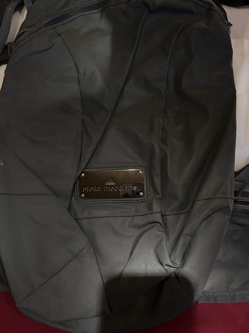 ステラマッカートニー　シルバーのランニングリュック