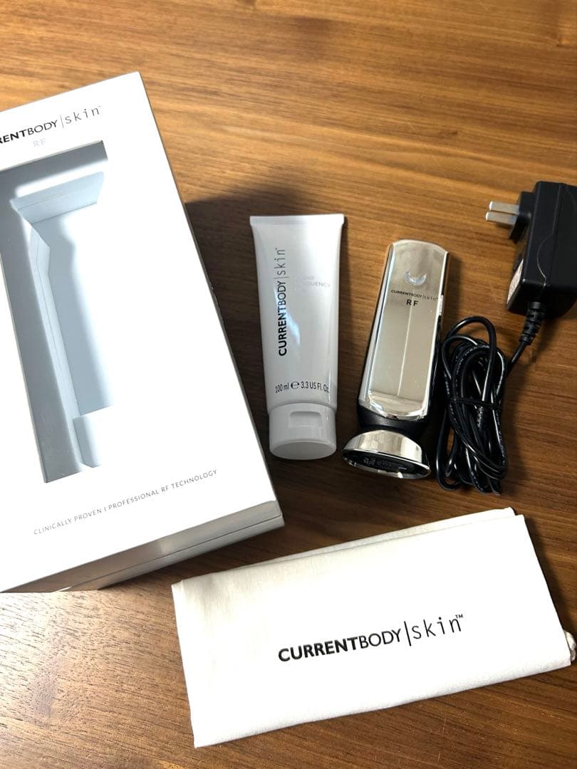 【中古極美品】CURRENT BODY RFラジオ派美顔器&新品専用美容液