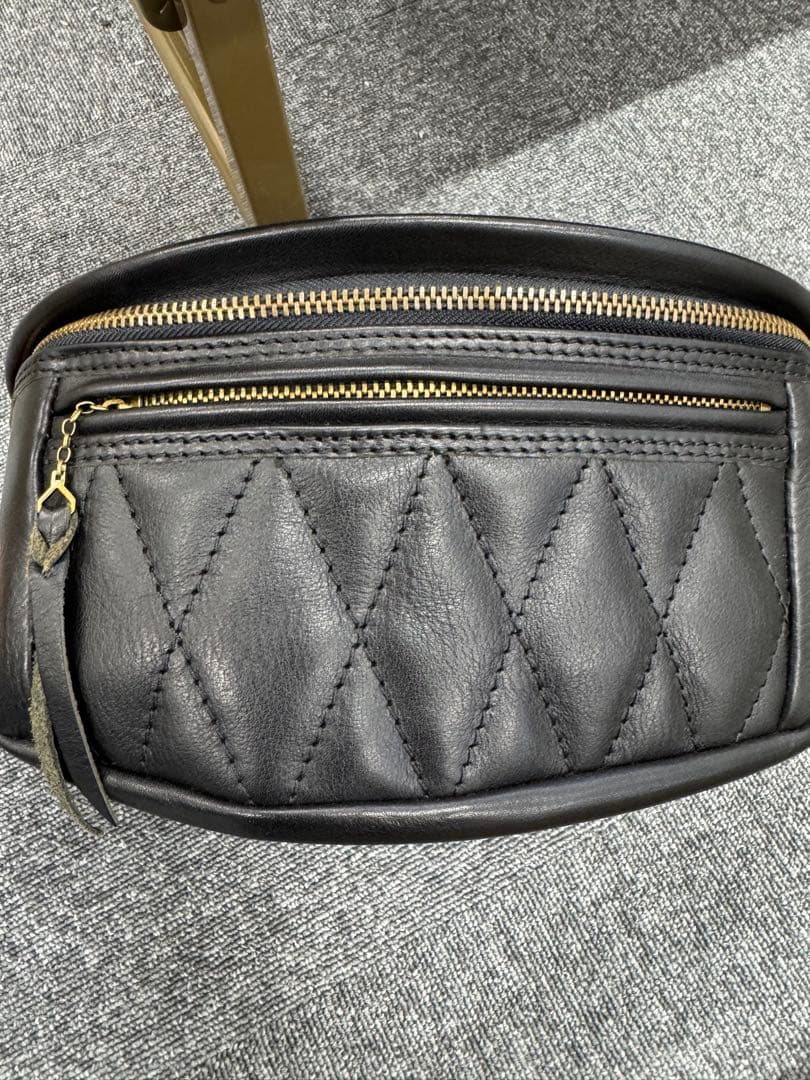 黒 キルティング ボディバッグ