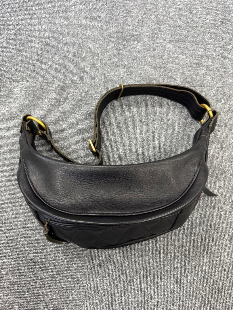 黒 キルティング ボディバッグ