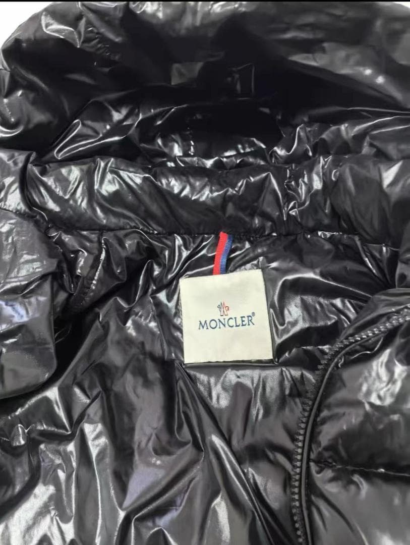 モンクレールブラックのフード付きダウンジャケット