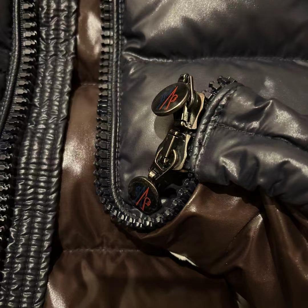 モンクレールブラックのフード付きダウンジャケット