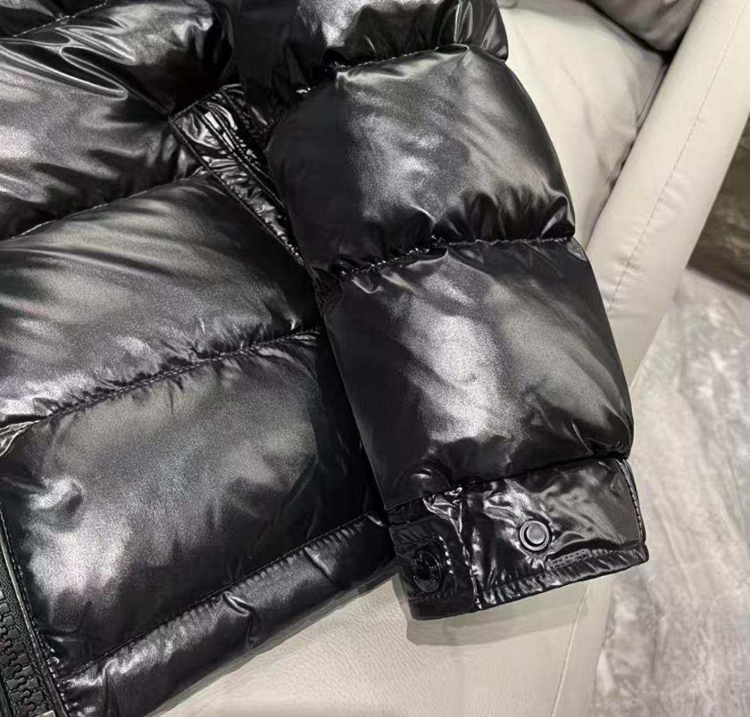 モンクレールブラックのフード付きダウンジャケット