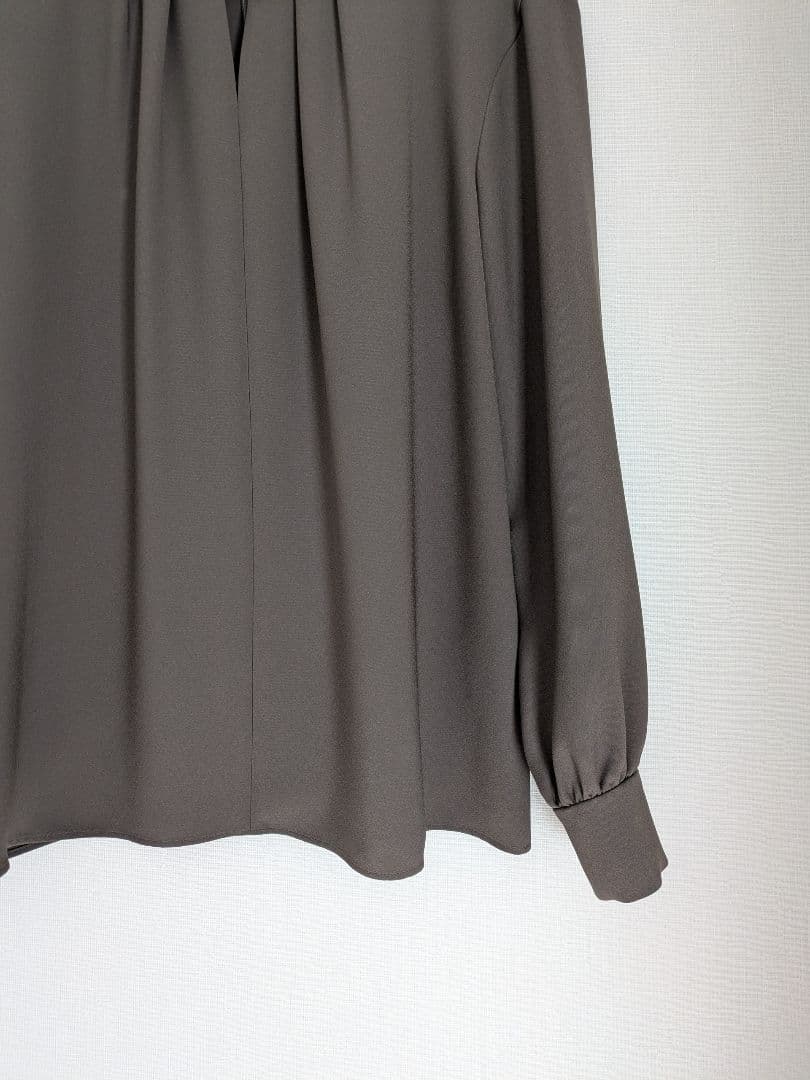 美品 セオリーリュクス 洗えるツイストカラーブラウス ダスティセダー 38