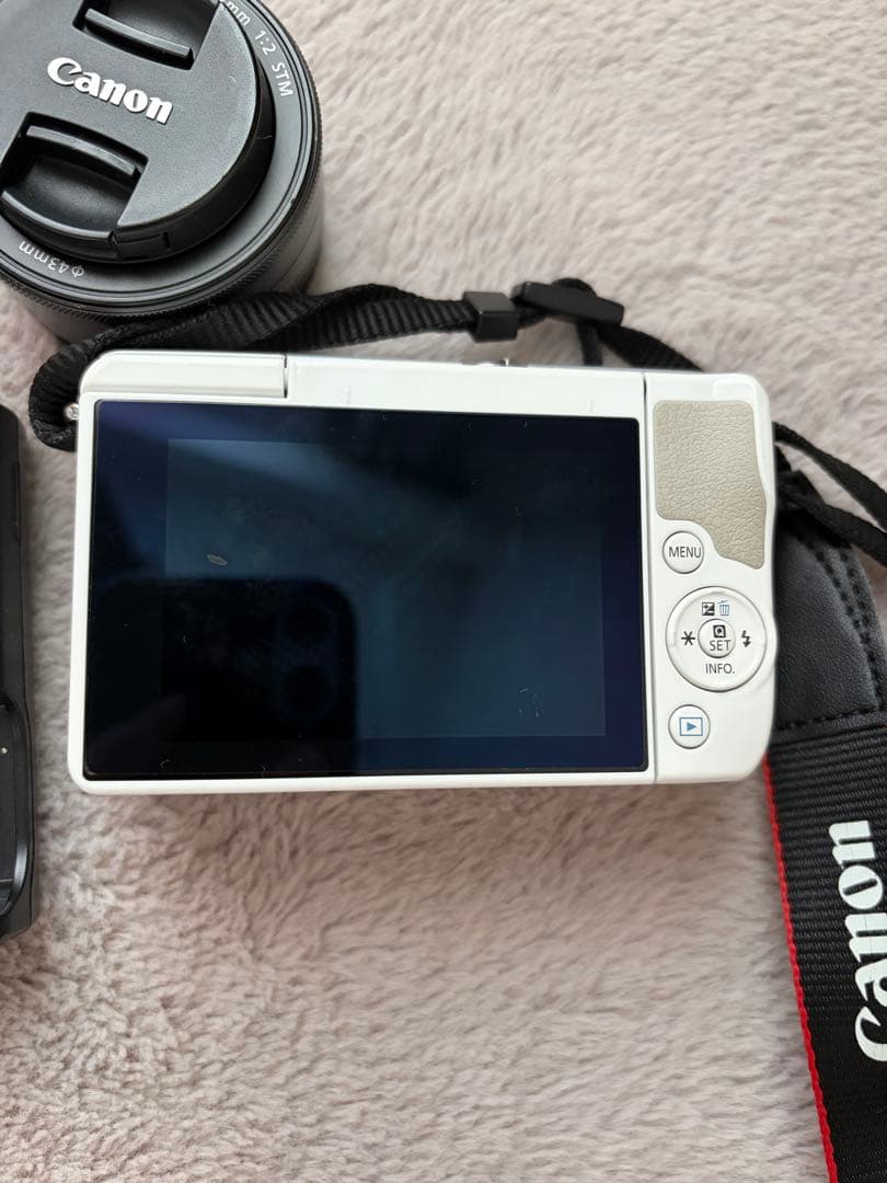 eos m10 キャノン　ミラーレスカメラ