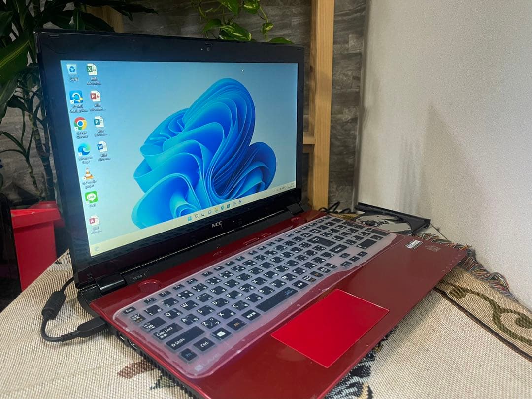 NEC LAVIE 初心者パソコンでもかんたん 15型 人気の赤 Blu-ray