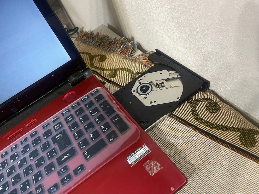 NEC LAVIE 初心者パソコンでもかんたん 15型 人気の赤 Blu-ray