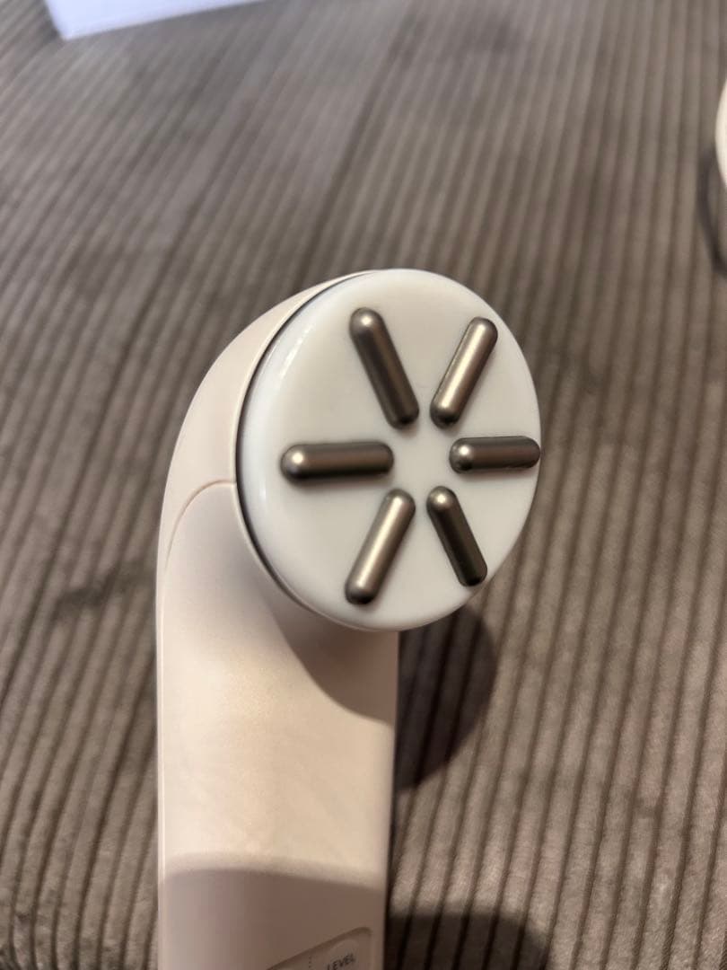 【値下げ中】LIFTUNE 美顔器 本体 充電器付き　リフチューンEMS