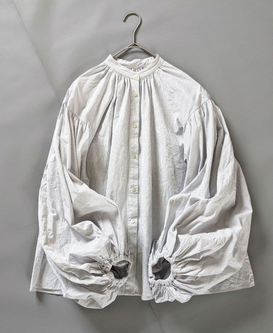 エトレトウキョウ　バルーン袖ブラウス　バンドカラー　細ストライプ　ネイビー