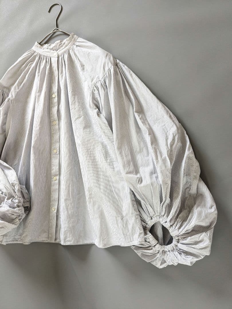 エトレトウキョウ　バルーン袖ブラウス　バンドカラー　細ストライプ　ネイビー