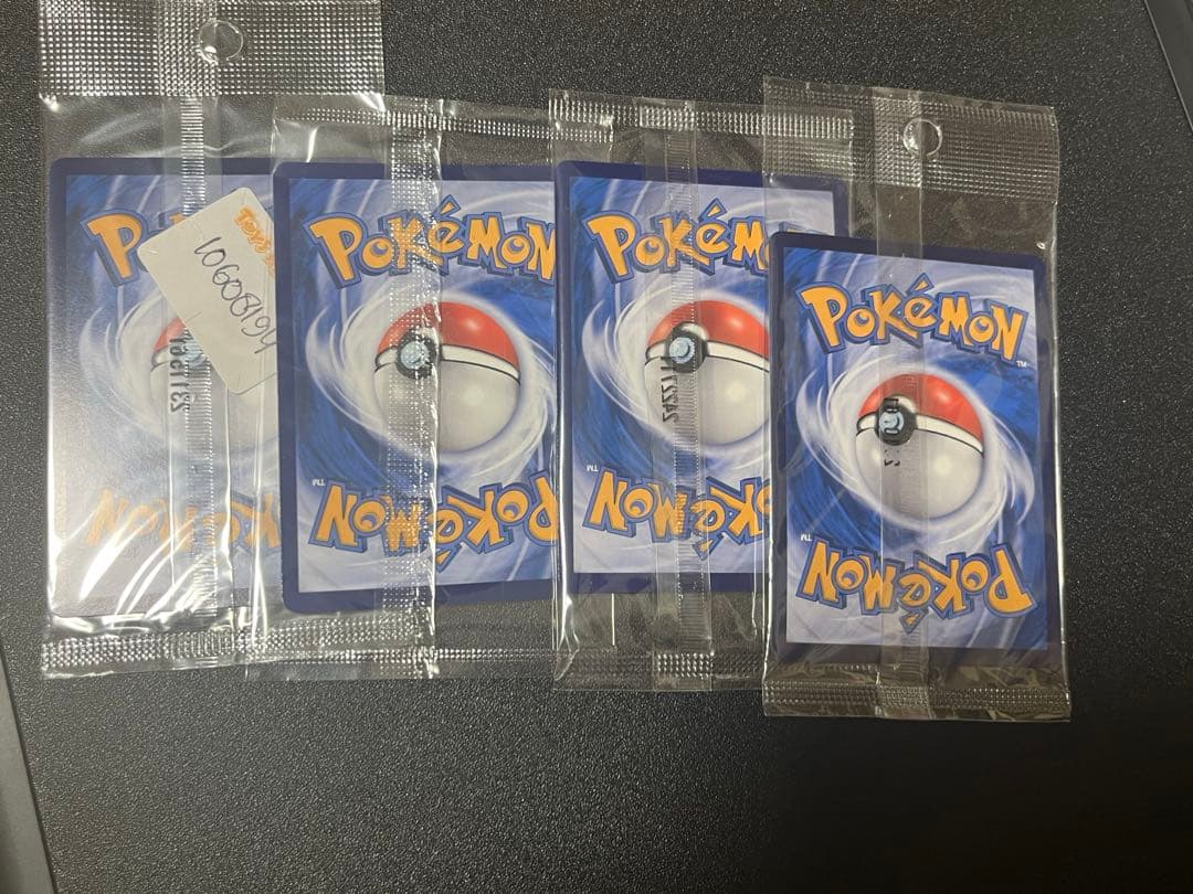 バティックシャツを着たピカチュウ PIKACHU BATIK4枚