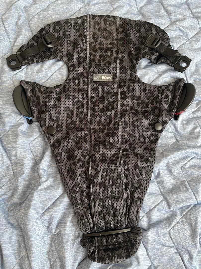 BABYBJÖRN MINI Air抱っこ紐 ブラック・レオパード柄