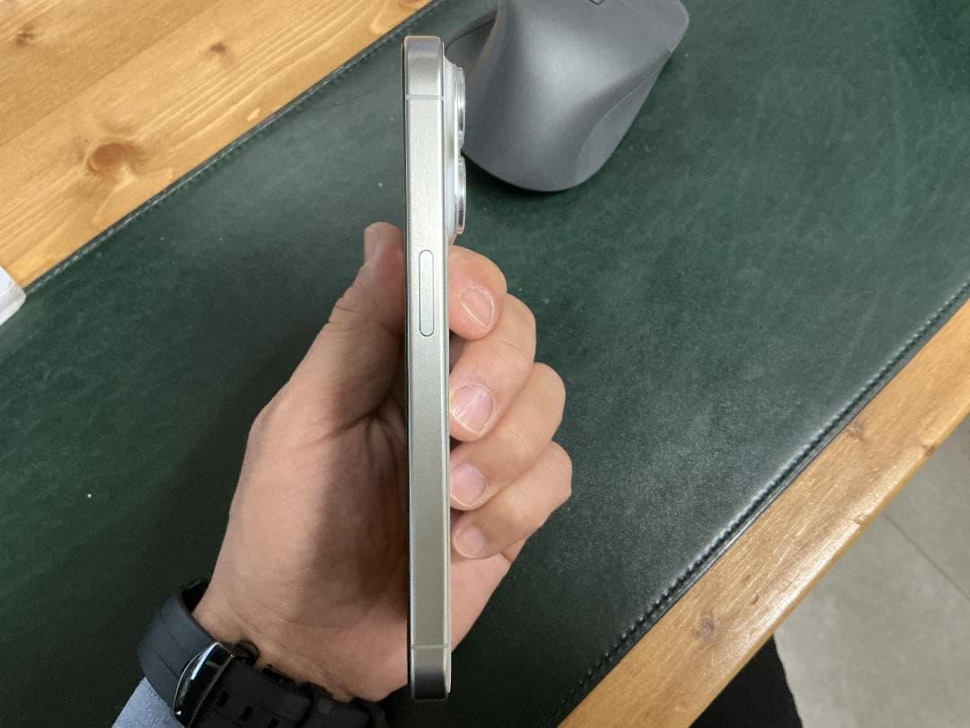 Apple iPhone 15 Pro 本体 ホワイトチタニウム 128GB