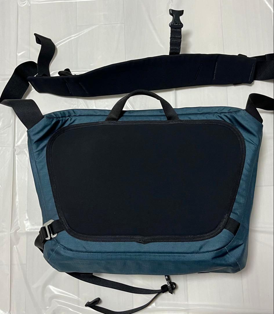 【ネイビー】ARC'TERYX Granville 10 Courier Bag