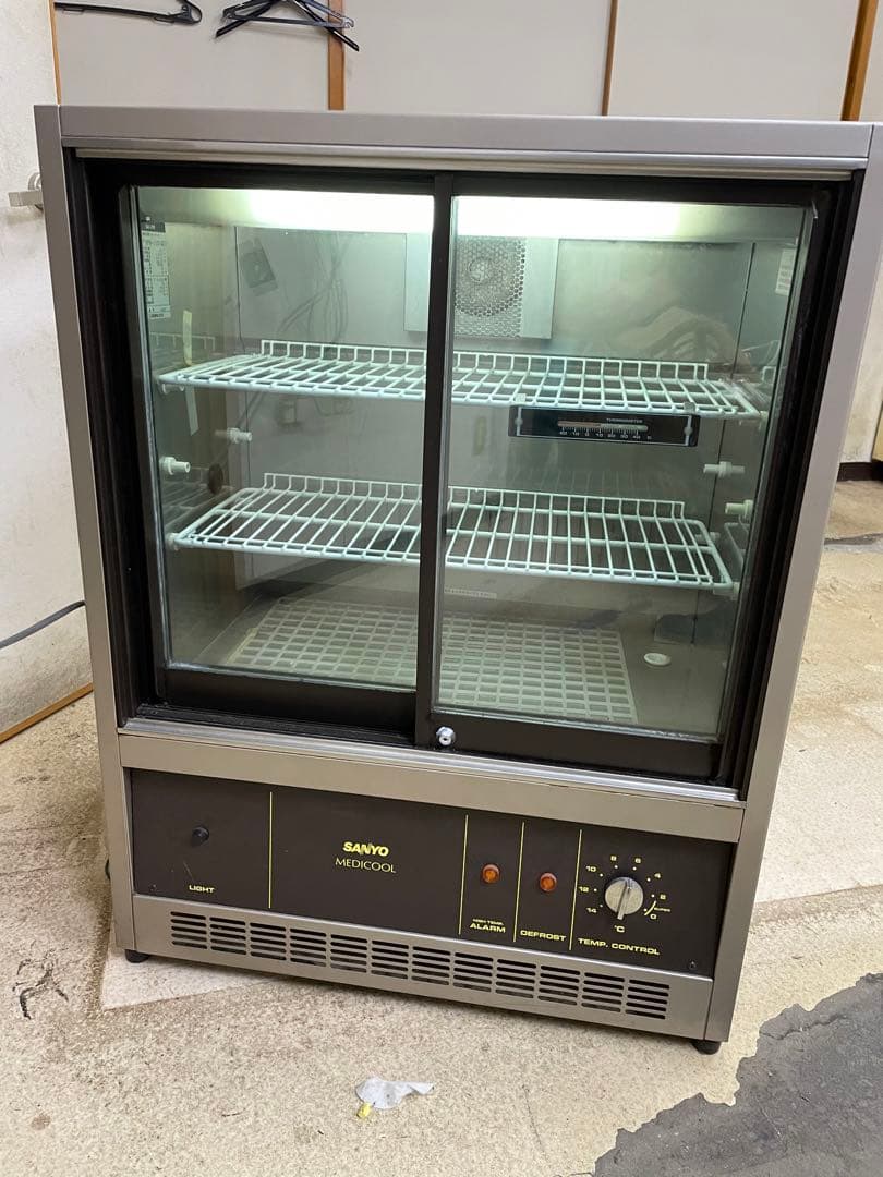 r*r様 薬用冷蔵ショーケースMPR110(GO)