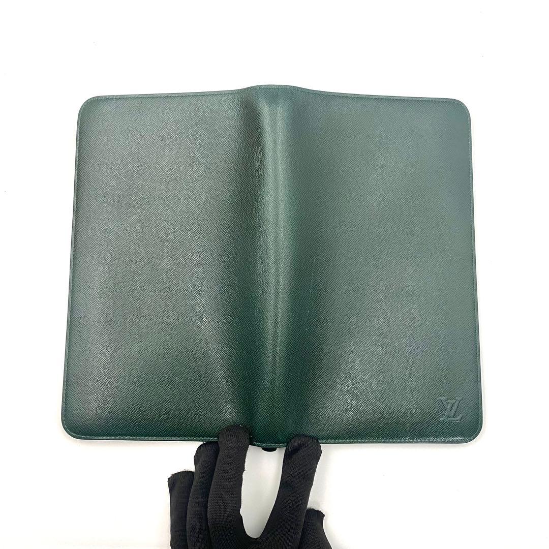 ルイヴィトン タイガ ラウンドファスナー トラベルケース パスポートケース 緑系